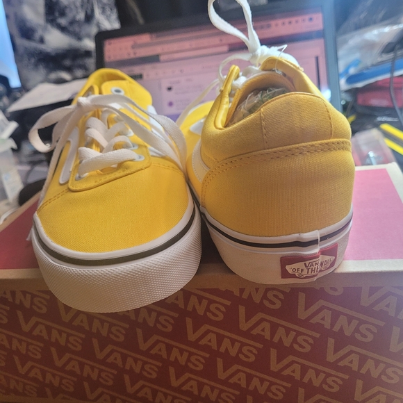 Ladies Sneakers - Picture 4 of 10